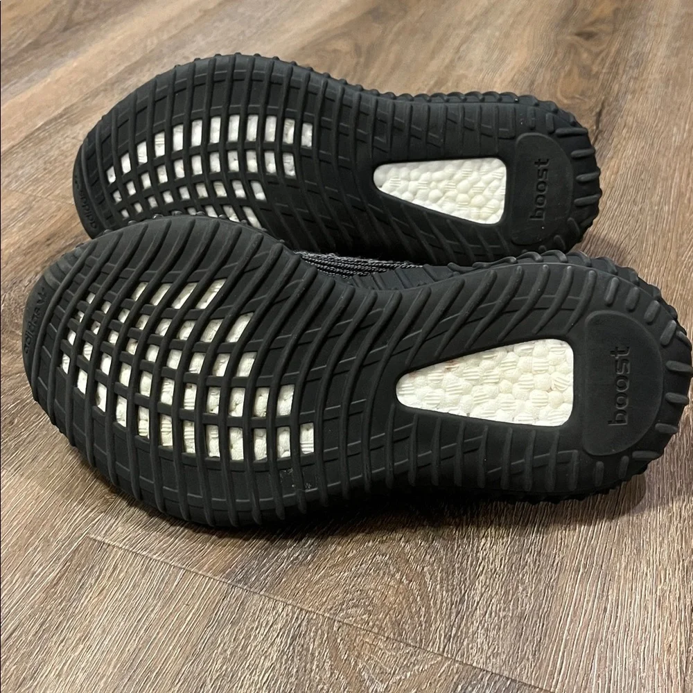 Adidas Yeezy boost 350 v2’s size 6 1/2